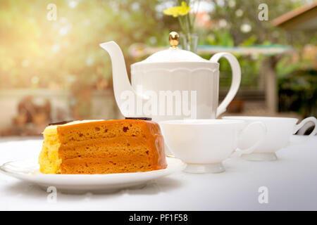 Après-midi du thé avec théière et tasse de thé et gâteaux Banque D'Images