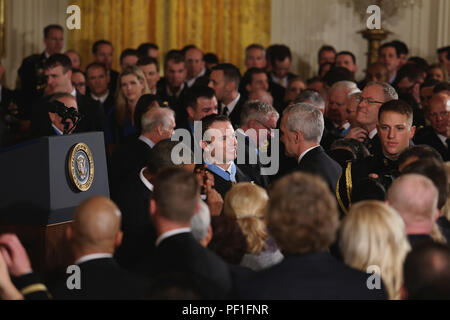 160229-N-ED767-814 WASHINGTON (fév. 29, 2016) Chef Opérateur des opérations spéciales (JOINT) Edward C. Byers Jr., centre, est félicité après avoir reçu la médaille d'honneur lors d'une cérémonie Lundi, Février 29, 2016 à la Maison Blanche. Byers a reçu la médaille d'honneur pour ses actions pendant une opération de sauvetage d'otages en Afghanistan en décembre 2012. (U.S. Photo de la marine par Oscar Sosa/libérés) Banque D'Images