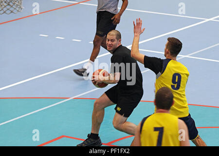 Le s.. Ryon Carillo, un fantassin affectés au siège des troupes et de l'Administration centrale, 3e Escadron, 2e régiment de cavalerie, joue dans un tournoi de basket-ball aux côtés des soldats lettons, le 26 février, dans la région de Jugla, la Lettonie. La troupe de cavalerie et partenaires lettons ont eu l'occasion de jouer dans le tournoi de basket-ball comme une pause dans leur horaire d'entraînement à l'appui de l'opération Atlantic résoudre, une démonstration de multinationales des États-Unis, la poursuite d'engagement à la sécurité collective des alliés de l'Organisation du Traité de l'Atlantique Nord. (U.S. Photo de l'armée par le Sgt. Paige Behringer, 10e Appuyez sur Camp de siège) Banque D'Images