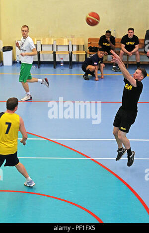 La FPC. Justin Giaimo (à droite), un fantassin tir indirect affectés au siège des troupes et de l'Administration centrale, 3e Escadron, 2e régiment de cavalerie, tire une basket-ball au cours d'une compétition amicale contre des soldats lettons, le 26 février, dans la région de Jugla, la Lettonie. La troupe de cavalerie et partenaires lettons ont eu l'occasion de jouer dans le tournoi de basket-ball comme une pause dans leur horaire d'entraînement à l'appui de l'opération Atlantic résoudre, une démonstration de multinationales des États-Unis, la poursuite d'engagement à la sécurité collective des alliés de l'Organisation du Traité de l'Atlantique Nord. (U.S. Photo de l'armée par le Sgt. Paige Behringer Banque D'Images