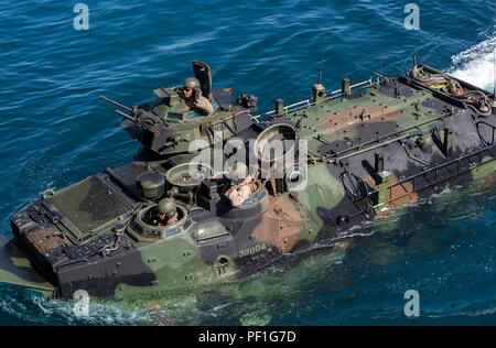 CAMP PENDLETON, en Californie (fév. 20, 2016) - marines affectés à la 3e bataillon amphibie assaut préparer à aborder le pont du coffre de transport amphibie USS dock Somerset (LPD 25), au cours d'un assaut amphibie véhicules (AAV) pont du coffre de récupération dans le cadre de l'exercice opération Poing de fer en 2016. Iron Fist est un exercice d'entraînement bilatéral annuel entre le Japon d auto-défense au sol et des Marines pour renforcer les capacités de combat du navire à la terre dans les opérations. Les Marines, affecté à la 11e unité expéditionnaire de Marines, sont actuellement engagés dans le Somerset pour la phase finale de l'exercice. Banque D'Images