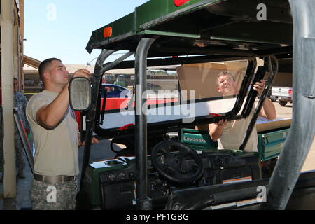 La CPS. William Ragland, mécanicien avec le 525 bataillon de la Police militaire et le Sgt. 1re classe W. Michael Tilton, sergent à la piscine du moteur 525e MP Bn, tous deux attachés à l'appui de la section des transports du J4, fixer un nouveau pare-brise d'une mule à la piscine du moteur J4, janv. 12. Le s.. Jennifer Davis, J4 sous-officier responsable dit Troopers devrait éviter d'augmenter le pare-brise sur les mules pendant la conduite qu'ils sont susceptibles d'endommager le pare-brise et poser des problèmes de sécurité pour le conducteur. Banque D'Images