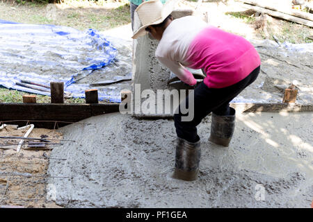 Femme travailleur de la construction des planchers de béton coulé Banque D'Images