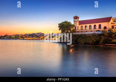 Neos Marmaras incroyable sur la mer de l'église et de l'avant-plan la ville pendant le coucher du soleil Banque D'Images