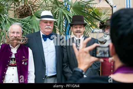 En lice pour la quatrième la barbe et moustache Championships à l'Empress Ballroom, Winter Gardens, Blackpool. Banque D'Images