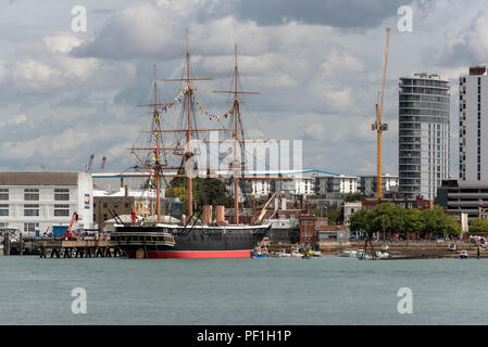 Portsmouth Dockyard, England UK. Le cuirassé HMS Warrior & musée sur le front de mer du port de Portsmouth. Banque D'Images