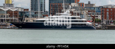 Amaryllis super yacht sur le quai à GUNWHARF QUAYS Marina à Portmouth Harbour, England UK Banque D'Images