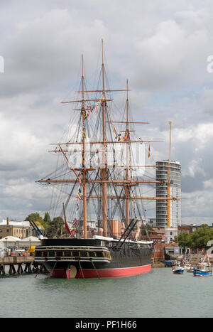 Portsmouth Dockyard, England UK. Le cuirassé HMS Warrior & musée sur le front de mer du port de Portsmouth. Banque D'Images