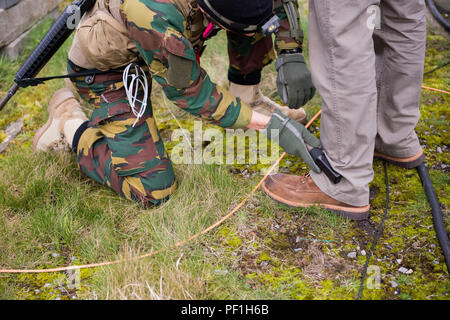 Para-Commando a attribué au groupe des forces spéciales belge recherches d'armes nucléaires et de preuve avec un détecteur de métal sur un rôle-player en tant que forces spéciales alliées effectuez une recherche sur le site de l'OTAN pour les forces d'opérations spéciales (FOS) Coordonnateur des opérations de l'exploitation technique du campus dans le cours sur campus, SOF Chièvres Air Base, dans la région de Chièvres, Belgique, 26 février 2016. (U.S. Photo de l'armée par Visual Spécialiste de l'information, Pierre-Etienne Courtejoie/libérés) Banque D'Images