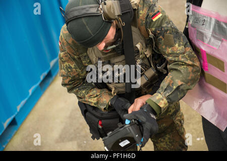 Un commando de la marine allemande, Kampfschwimmer nageurs de combat, recueille les empreintes d'un joueur de rôle au cours de l'un des exercices pratiques de l'OTAN Les forces d'opérations spéciales (FOS) Coordonnateur des opérations de l'exploitation technique du campus dans le cours sur campus, SOF Chièvres Air Base, dans la région de Chièvres, Belgique, 26 février 2016. (U.S. Photo de l'armée par Visual Spécialiste de l'information, Pierre-Etienne Courtejoie/libérés) Banque D'Images