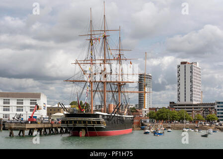 Portsmouth Dockyard, England UK. Le cuirassé HMS Warrior & musée sur le front de mer du port de Portsmouth. Banque D'Images