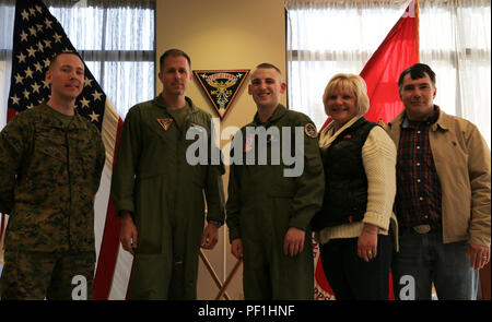 Timothy Rhodes, (centre) pose avec le Lieutenant-Colonel Sean Henrickson et sa famille à bord du Marine Corps Air Station Beaufort le 26 février. La Fondation Make-A-Wish, Marine Corps Recruter Depot Parris Island, et MCAS accordée Beaufort Rhodes' tiens en lui permettant de faire l'expérience de certains de ce qu'il faut pour devenir et être un milieu marin lors de sa visite les 25 et 26 février. Rhodes a eu l'occasion de découvrir la vie Marine Corps pour une journée. Sa visite à la station d'air inclus un tour-avec le bureau du grand prévôt et de vol du F/A-18 avec simulateur de pilotes de chasse Marine Attack Squadron 312. Henrickson Banque D'Images