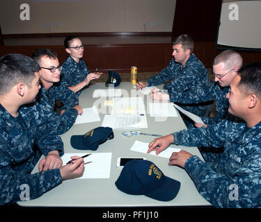 160222-N-468-038 SUR PEARL HARBOR (fév. 22, 2016) Les marins de l'USS Preble (DDG 88) participer à la 'Bridge' du programme pilote, un atelier d'innovation lancé par la flotte américaine du Pacifique pour encourager la réflexion et les idées novatrices par les militaires et employés du ministère de la défense dans un forum ouvert. Les participants ont eu l'occasion de lancer leurs idées pour améliorer les normes et pratiques au sein de la marine, avec trois finalistes sélectionnés le 31 mars 2016 par ADM. Scott, Swift, commandant de la flotte américaine du Pacifique. (U.S. Photo par marine Spécialiste de la communication de masse 2e classe Jeff Troutman/R Banque D'Images