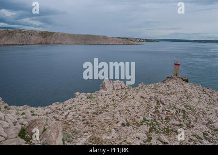 Croatie : temps orageux et le petit phare rouge sur la falaise en face de la plus Paški, 1968 pont qui relie la terre ferme et l'île de Pag Banque D'Images