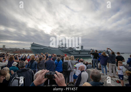 Les gens se rassemblent pour regarder le HMS Queen Elizabeth de quitter le port de Portsmouth dans le Hampshire pour les États-Unis à l'objet d'essais en vol avec le F35B pour la première fois. Banque D'Images