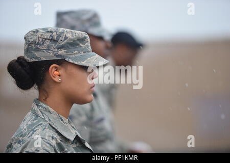 Aviateurs affectés à la 341e Escadre de missiles pratique une garde d'honneur tiré partie 10 décembre 2015, à la Malmstrom Air Force Base, au Montana, les aviateurs de la 341e Escadre de missiles prêts pour des températures à la baisse. (U.S. Air Force photo/aviateur Daniel Brosam) Banque D'Images