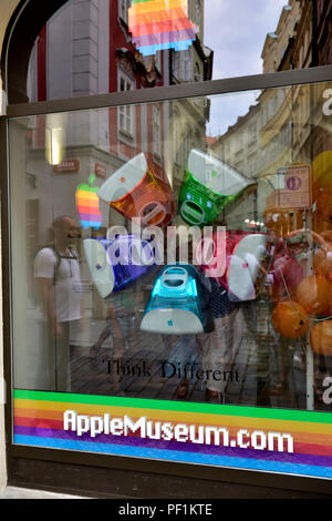 Dans la fenêtre de l'extérieur ordinateur Apple musée consacré à Steve Jobs fondateur d'Apple, dans le centre de Prague, en République tchèque avec la réflexion de la rue Banque D'Images