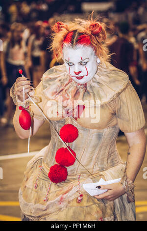 Une femme habillée en cosplayeur Pennywise le clown de Stephen King's novembre il et à la mal et menaçant à l'événement comic con Banque D'Images