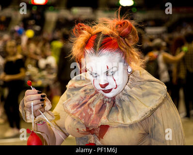 Une femme habillée en cosplayeur Pennywise le clown de Stephen King's novembre il et à la mal et menaçant à l'événement comic con Banque D'Images