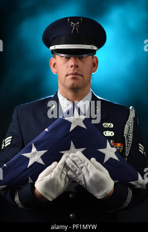 Joseph Senior Airman Trujillo de la 163d de l'Escadron de soutien de la Force à mars Air Reserve Base, Moreno Valley, Californie, est également une cérémonie de la garde d'Aigles Bleus de base sur la garde d'honneur. En tant que garde, Trujillo est toujours en quête de perfection, qu'il dit est un objectif irréalisable. 'Vous n'avez pas vraiment quoi que ce soit, maître' Trujillo a dit. "Vous êtes toujours en quête d'être parfait, mais vous n'allez jamais y arriver.' (Air National Guard Photo par un membre de la 1re classe Housman Crystal)(1992) Banque D'Images