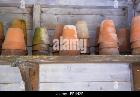 Pots de plantes renversées dans un hangar d'empotage Banque D'Images