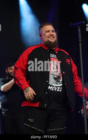 Rag'n'Bone Man performing le deuxième jour de Rize Festival à Hylands Park, Chelmsford. Banque D'Images