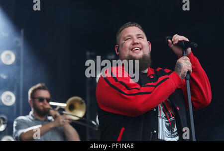 Rag'n'Bone Man performing le deuxième jour de Rize Festival à Hylands Park, Chelmsford. Banque D'Images