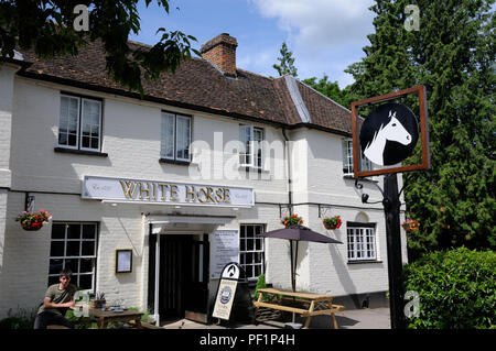 White Horse Hotel, Hertingfordbury, Hertfordshire, était à l'origine un cadre en bois "Wealden" type chambre construite au xvie siècle. Banque D'Images