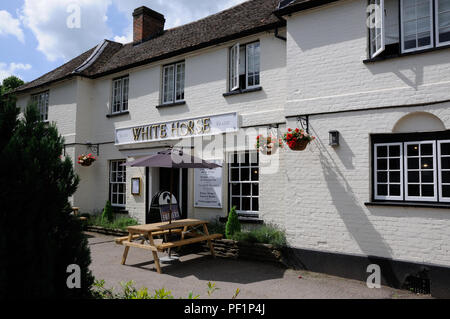 White Horse Hotel, Hertingfordbury, Hertfordshire, était à l'origine un cadre en bois "Wealden" type chambre construite au xvie siècle. Banque D'Images