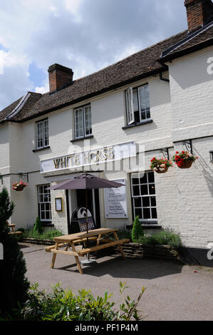 White Horse Hotel, Hertingfordbury, Hertfordshire, était à l'origine un cadre en bois "Wealden" type chambre construite au xvie siècle. Banque D'Images