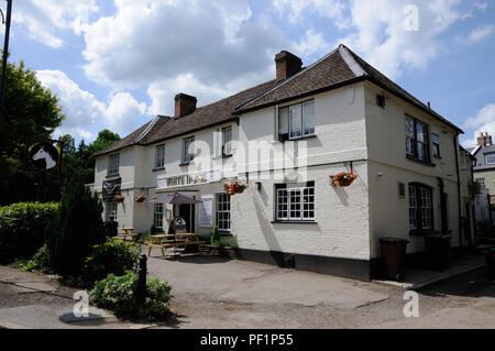 White Horse Hotel, Hertingfordbury, Hertfordshire, était à l'origine un cadre en bois "Wealden" type chambre construite au xvie siècle. Banque D'Images