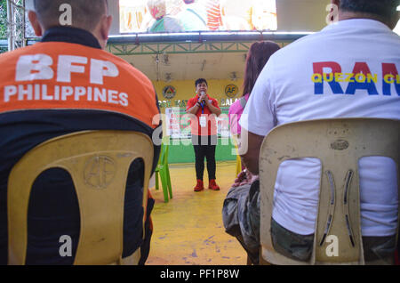 Quezon City, Philippines. Août 16, 2018. Service des relations communautaires et des barangays (BCRD) agent des projets spéciaux Alvin Ustare parle sur la préparation aux catastrophes séminaire à Matandang Balara Barangay, Quezon City. Crédit : Robert Oswald Alfiler/Pacific Press/Alamy Live News Banque D'Images
