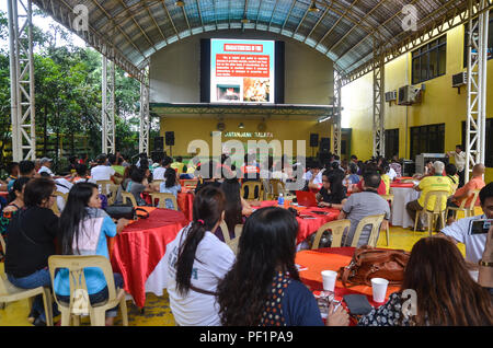 Quezon City, Philippines. Août 16, 2018. Les habitants de Barangay Matandang Balara se concentrer sur l'écoute des conférences au cours de la préparation aux catastrophes, l'opération de recherche et sauvetage séminaire à Matandang Balara Barangay, Quezon City. Crédit : Robert Oswald Alfiler/Pacific Press/Alamy Live News Banque D'Images