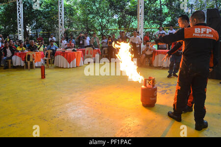 Quezon City, Philippines. Août 16, 2018. La ville de Quezon, Quirino sous commandant de station, SPO4 Robert Joe P. Lagnasan fournit des renseignements importants au sujet du feu et de la prévention des catastrophes au cours de la préparation aux catastrophes, l'opération de recherche et sauvetage séminaire à Matandang Balara Barangay, Quezon City. Crédit : Robert Oswald Alfiler/Pacific Press/Alamy Live News Banque D'Images