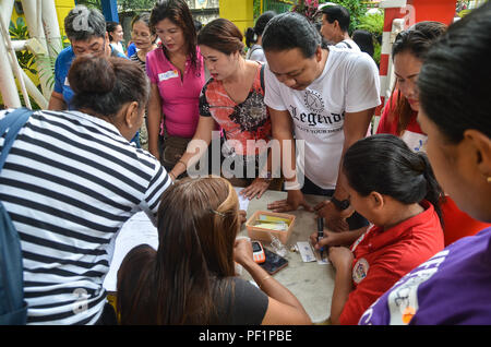 Quezon City, Philippines. Août 16, 2018. Les habitants de Barangay Matandang Balara continuent d'arriver au cours de la préparation aux catastrophes, l'opération de recherche et sauvetage séminaire à Matandang Balara Barangay, Quezon City. Crédit : Robert Oswald Alfiler/Pacific Press/Alamy Live News Banque D'Images
