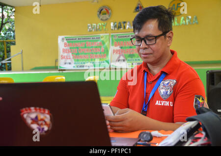 Quezon City, Philippines. Août 16, 2018. Service des relations communautaires et des barangays (BCRD) agent des projets spéciaux Alvin Ustare la préparation de sa présentation pour la préparation aux catastrophes communautaire séminaire à Matandang Balara Barangay, Quezon City. Crédit : Robert Oswald Alfiler/Pacific Press/Alamy Live News Banque D'Images