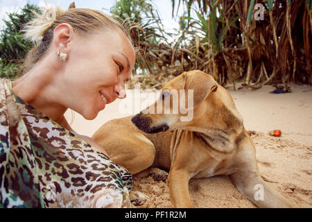 Selfy avec chien et smiling girl sur la plage de Sri Lanka