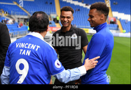 Cardiff City propriétaire Vincent Tan avec les frères jumeaux Newcastle United's Jacob Murphy (centre) et de la ville de Cardiff Josh Murphy (à droite) avant le premier match de championnat au Cardiff City Stadium. Banque D'Images