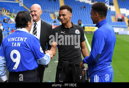 Cardiff City propriétaire Vincent Tan avec les frères jumeaux Newcastle United's Jacob Murphy (centre) et de la ville de Cardiff Josh Murphy (à droite) avant le premier match de championnat au Cardiff City Stadium. Banque D'Images