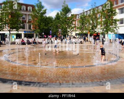 Enfants jouant dans les fontaines, la reine Victoria Square, Kingston Upon Hull, East Riding of Yorkshire, Angleterre, Royaume-Uni Banque D'Images