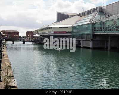 Le Prince's Quay Shopping Centre à partir de l'autre côté de l'eau de Prince's Dock, Kingston Upon Hull, East Riding of Yorkshire, Angleterre, Royaume-Uni Banque D'Images