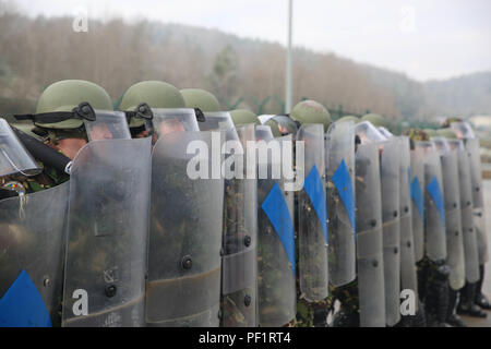 Soldats roumains du 26e Bataillon de montagne sont à la position d'attente tout en menant un exercice de lutte antiémeute lors d'une Force de paix au Kosovo (KFOR) de l'exercice de répétition de mission (MRE) au Centre de préparation interarmées multinationale à Hohenfels, Allemagne, le 18 février 2016. La KFOR MRE 21 est basé sur l'environnement opérationnel courant et est conçu pour préparer l'unité de maintien de la paix, de la stabilité, et des plans d'opérations au Kosovo au soutien aux autorités civiles pour maintenir un environnement sûr et sécuritaire. (U.S. Photo de l'armée par Pvt. Randy Wren/libérés) Banque D'Images