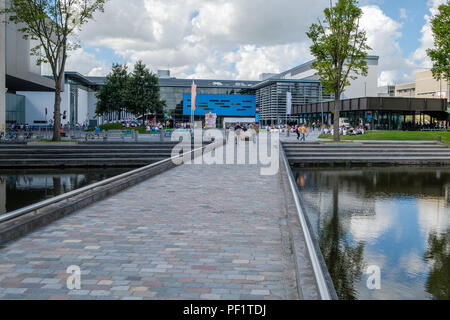 Heureux étudiants devant le bâtiment de l'université de commencer une nouvelle année de l'étude. Banque D'Images