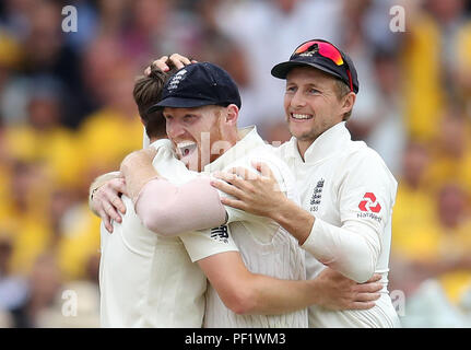 L'Angleterre Chris Woakes (à gauche) célèbre le guichet de l'Inde Cheteshwar Pujara (capturé par Adil Rashid) avec ses coéquipiers Ben Stokes (centre) et Joe au cours de la première journée de la racine du troisième test match à Specsavers pont Trent, Nottingham. Banque D'Images