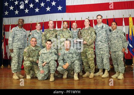 Le Sgt. 1re classe Michael Long est titulaire d'un prix reconnaissant comme le California Army National Guard's top recruteur pour 2015, après avoir engagé 31 nouveaux, non-avant-service des soldats, le 4 décembre au Camp San Luis Obispo, Californie seulement quelques semaines plus tard, le 30 décembre, le temps de sauter dans le Ravin de Markham près de Lincoln pour sauver une femme qui a été pris au piège dans sa voiture d'amortissement. Avec l'aide d'un aviateur à la retraite et une California Highway Patrol Officer, Long a été en mesure d'aider la femme à la sécurité. (Photo par le Colonel (CA) Rick Lalor) Banque D'Images