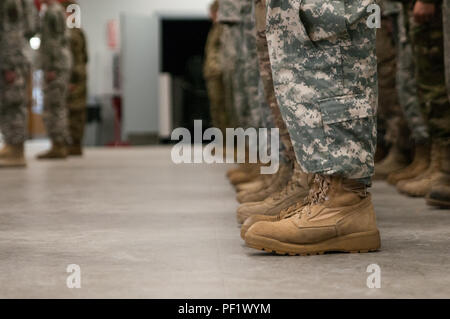 Les soldats de la 368e bataillon du génie au garde à vous lors d'une cérémonie de changement de responsabilité au Centre de Réserve des Forces armées à Londonderry, N.H., 20 février 2016. Le Sgt commande. Le major Stephen M. Bodwell a assumé la responsabilité de l'ingénieur 368Bn. Comme l'enrôle senior leader. (U.S. Le personnel de l'Armée de l'Armée Photo par le Sgt. Ray Boyington) Banque D'Images