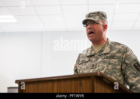 Le Sgt. 1re classe Juan Cruz chante l'hymne national lors d'une cérémonie de changement de responsabilité au Centre de Réserve des Forces armées à Londonderry, N.H., 20 février 2016. Le Sgt commande. Le major Stephen M. Bodwell a assumé la responsabilité de l'ingénieur 368Bn. Comme l'enrôle senior leader. (U.S. Le personnel de l'Armée de l'Armée Photo par le Sgt. Ray Boyington) Banque D'Images