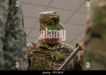 Le Sgt commande. Le major Stephen M. Bodwell inspecte un sous-officier de l'Armée de l'épée au cours d'une cérémonie de changement de responsabilité au Centre de Réserve des Forces armées à Londonderry, N.H., 20 février 2016. Bodwell a assumé la responsabilité de l'ingénieur 368Bn. Comme l'enrôle senior leader. (U.S. Le personnel de l'Armée de l'Armée Photo par le Sgt. Ray Boyington) Banque D'Images