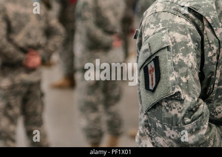 Les soldats de la 368e bataillon du génie stand à parade reste au cours d'une cérémonie de changement de responsabilité au Centre de Réserve des Forces armées à Londonderry, N.H., 20 février 2016. Le Sgt commande. Le major Stephen M. Bodwell a assumé la responsabilité de l'ingénieur 368Bn. Comme l'enrôle senior leader. (U.S. Le personnel de l'Armée de l'Armée Photo par le Sgt. Ray Boyington) Banque D'Images