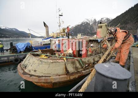 Challenger est remorqué par le remorqueur remorqueur dans Norman O Canal Gastineau, près du centre-ville de Juneau, Alaska, le 23 février 2016. Une station de la Garde côtière canadienne Juneau 45 pieds Boat-Medium réponse suit la remorque pour faire respecter la zone de sécurité autour du Challenger du remorqueur. (U.S. Photo de la Garde côtière canadienne par le maître de 3e classe Greg Crane) Banque D'Images